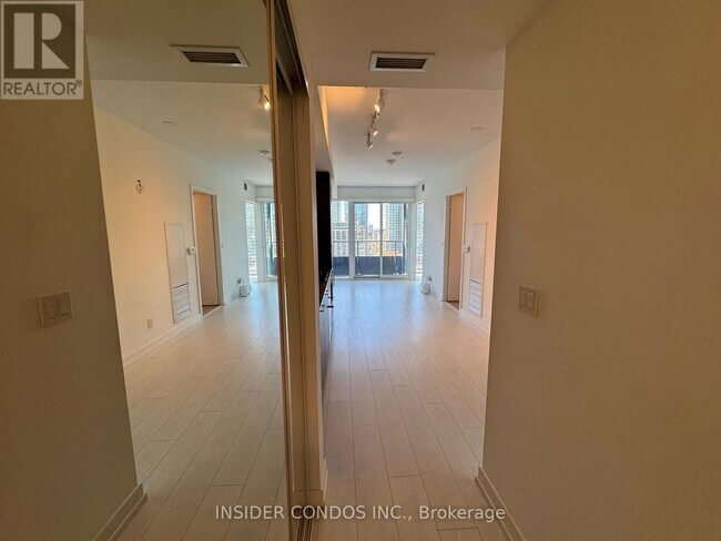 19 Western Battery Rd in Toronto, ON - Building Photo - Building Photo