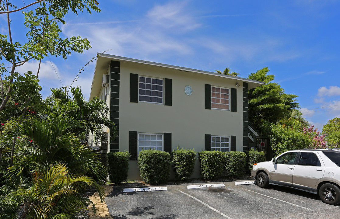 Middle River Terrace Apartments in Fort Lauderdale, FL - Building Photo