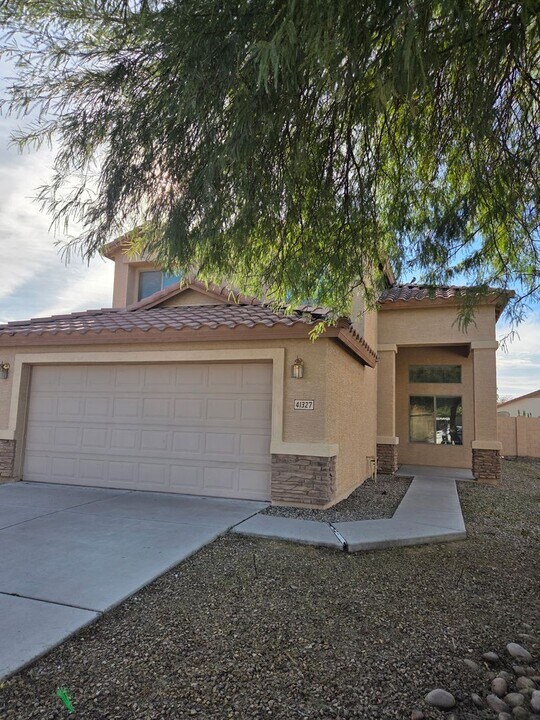 41327 W Hopper Dr in Maricopa, AZ - Building Photo