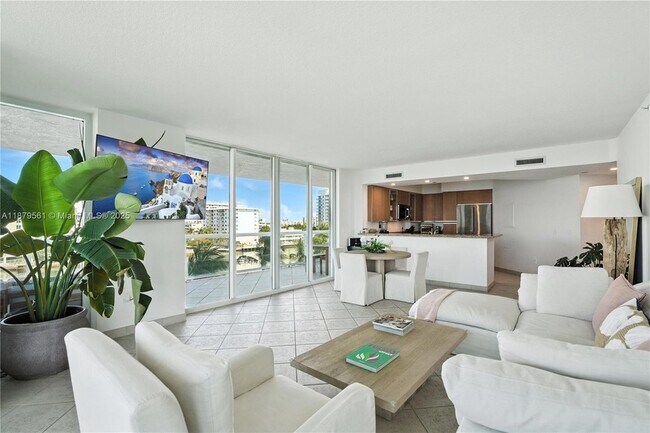 10 Venetian Way, Unit 604 in Miami Beach, FL - Building Photo - Building Photo