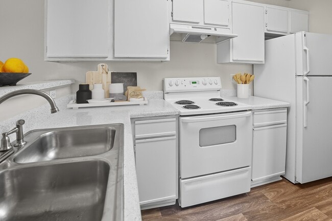 Crescent Pointe Apartments in Seneca, SC - Foto de edificio - Building Photo
