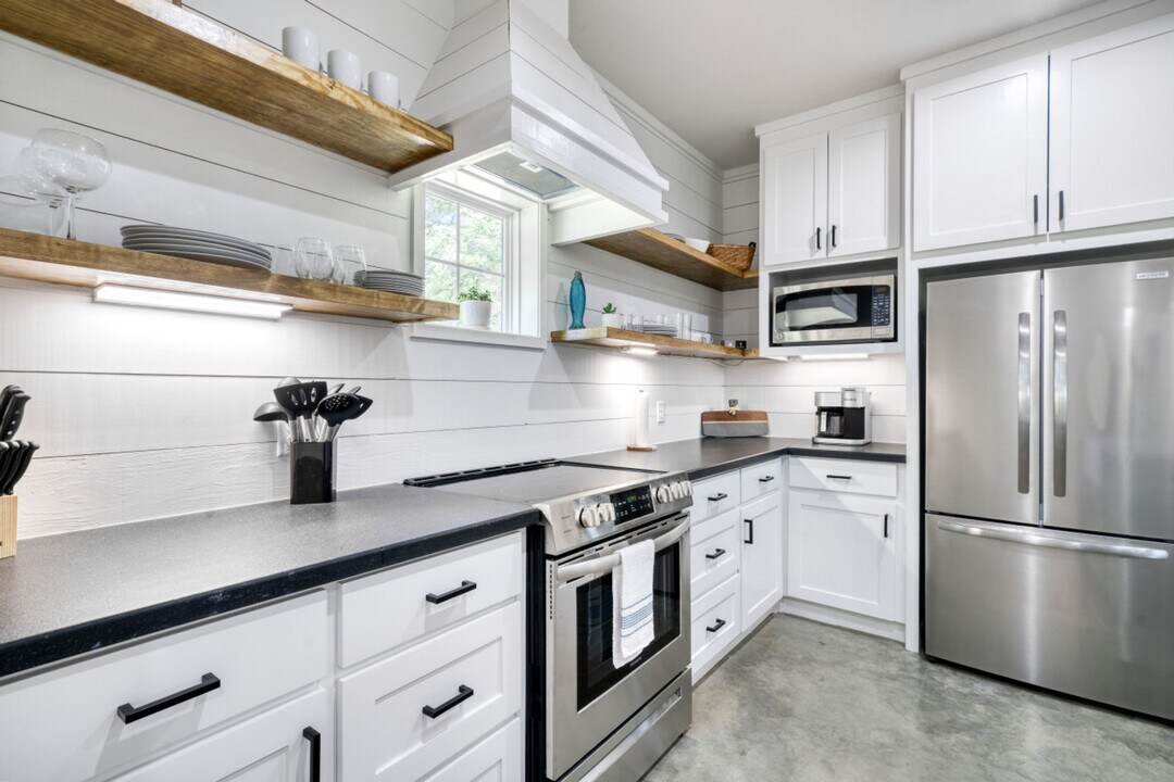 8300 Lone Star Rd in Washington, TX - Building Photo