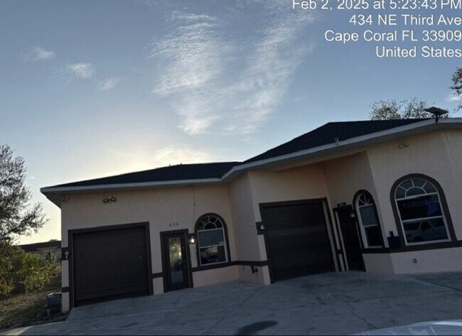 434 NE 3rd Ave in Cape Coral, FL - Foto de edificio - Building Photo
