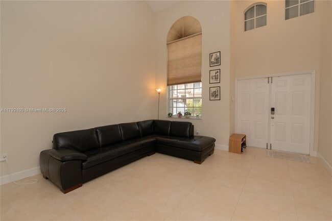 11201 NW 73rd St in Doral, FL - Foto de edificio - Building Photo