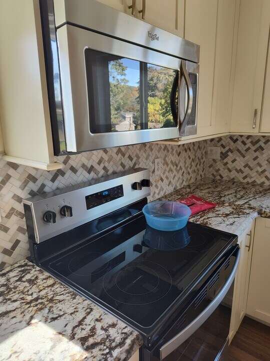 6 Grove St in Danbury, CT - Building Photo