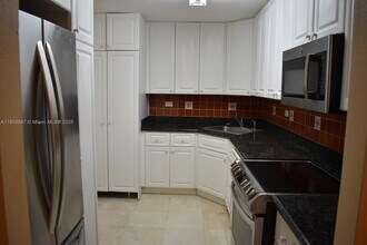 6039 Collins Ave, Unit 914 in Miami Beach, FL - Building Photo - Building Photo