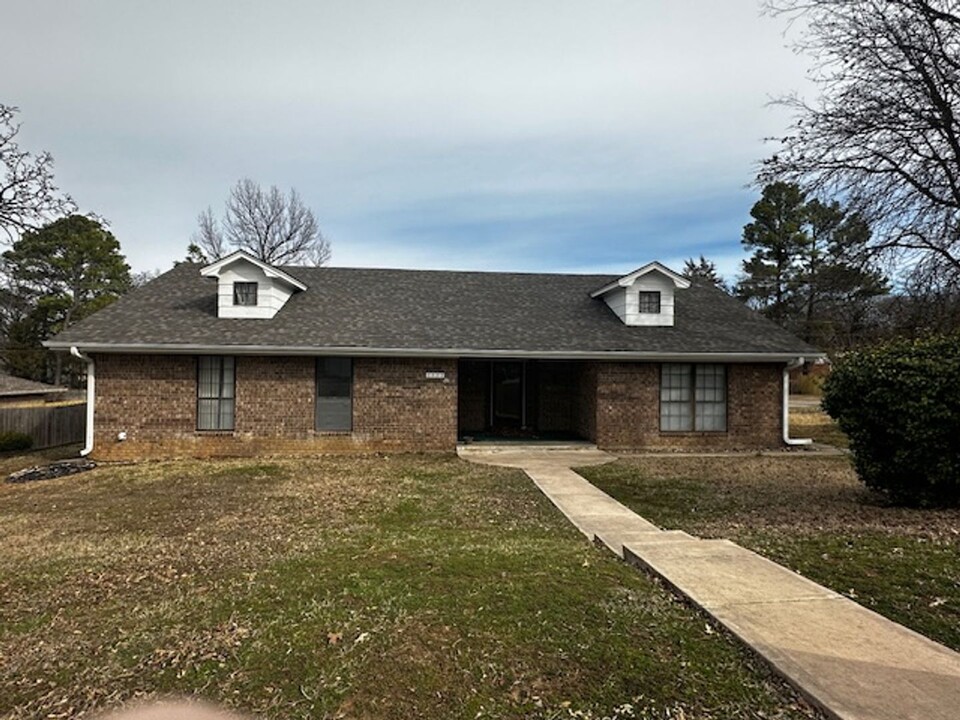 2430 E Timber Terrace in Ada, OK - Building Photo