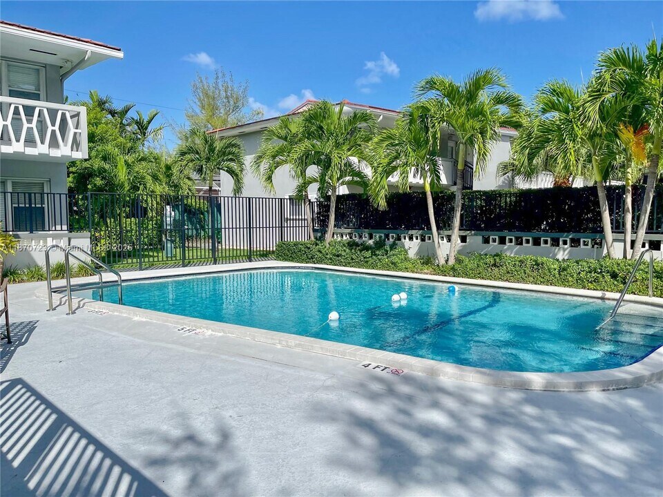 35 Edgewater Dr in Coral Gables, FL - Building Photo