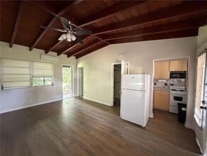 1580 NE 145th St, Unit 1582 in Miami, FL - Foto de edificio - Building Photo