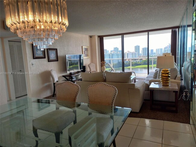 3701 N Country Club Dr, Unit 31706 in Aventura, FL - Building Photo - Building Photo