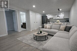 52 Nisbet Dr in Aurora, ON - Building Photo