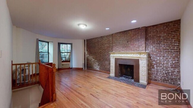 306 W 73rd St in New York, NY - Building Photo - Building Photo