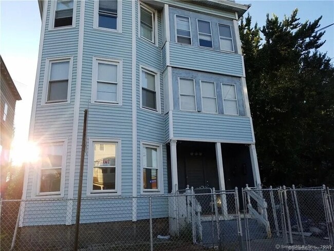 481 Hollister Ave