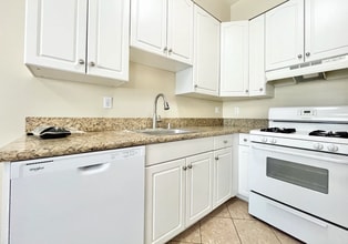 22651 Del Valle St in Los Angeles, CA - Building Photo - Building Photo