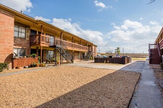 Camino Del Sol Apartments in Pasadena, TX - Foto de edificio - Building Photo