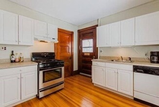 1068 South St, Unit 2 in Boston, MA - Foto de edificio - Building Photo