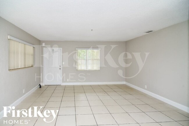 559 W Campus Cir in Fort Lauderdale, FL - Building Photo - Building Photo