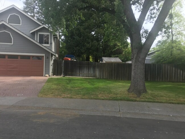 7200 Yarrow Way in Citrus Heights, CA - Foto de edificio - Building Photo