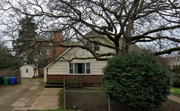 5252 SE 63rd Ave in Portland, OR - Building Photo - Building Photo