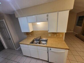 6702 Deatonhill Dr, Unit B in Austin, TX - Building Photo - Building Photo