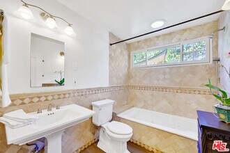 8838 Rosewood Ave in West Hollywood, CA - Building Photo - Building Photo
