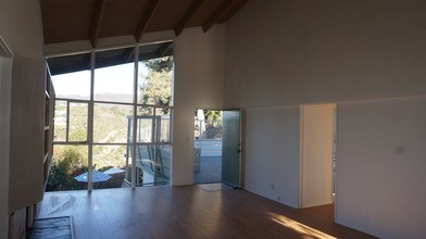 17050 W Sunset Blvd in Pacific Palisades, CA - Building Photo - Interior Photo