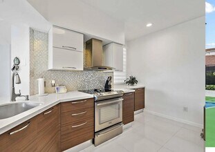 3145 NE 184th St in North Miami Beach, FL - Foto de edificio - Building Photo