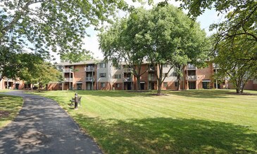 Springdale Apartments in Waukesha, WI - Foto de edificio - Building Photo