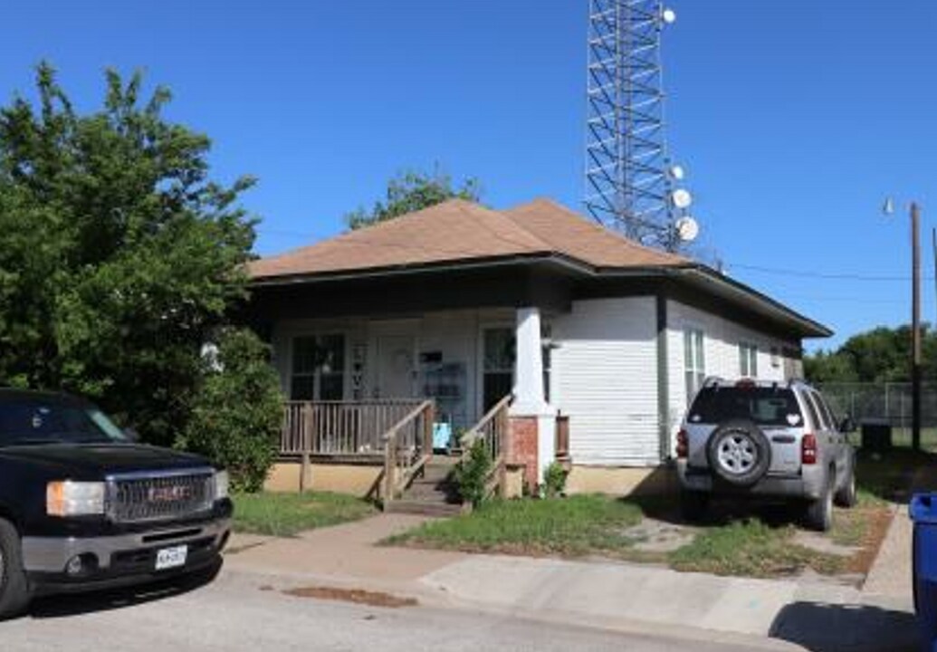 104 N Greenleaf St in Brownwood, TX - Building Photo