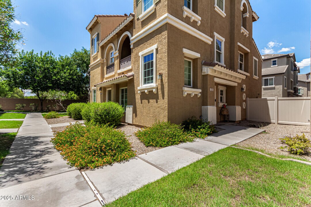1326 S Sabino Dr in Gilbert, AZ - Building Photo