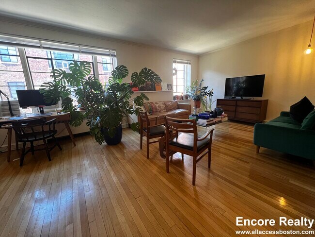 105 Longwood Ave, Unit 4 in Brookline, MA - Building Photo - Building Photo