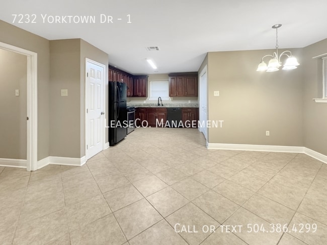 7232 Yorktown Dr in New Orleans, LA - Foto de edificio - Building Photo