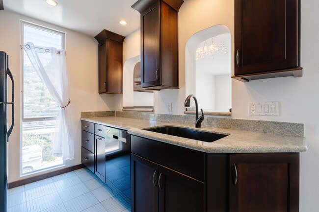 6455 La Jolla BoulevardUnit 245 Ln in San Diego, CA - Building Photo - Building Photo