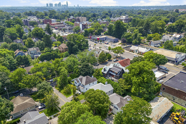 16 Birch Ln in Larchmont, NY - Building Photo - Building Photo
