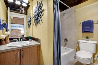 905 Cherry St in Seattle, WA - Building Photo - Building Photo