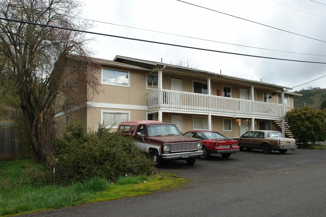 624 NE Housley Ave in Roseburg, OR - Building Photo