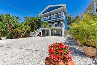 776 N Shore Dr in Anna Maria, FL - Foto de edificio - Building Photo