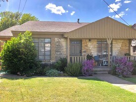 209-211 N Tennant St in Dallas, TX - Building Photo