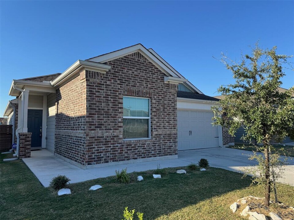 520 Doherty in Kyle, TX - Building Photo