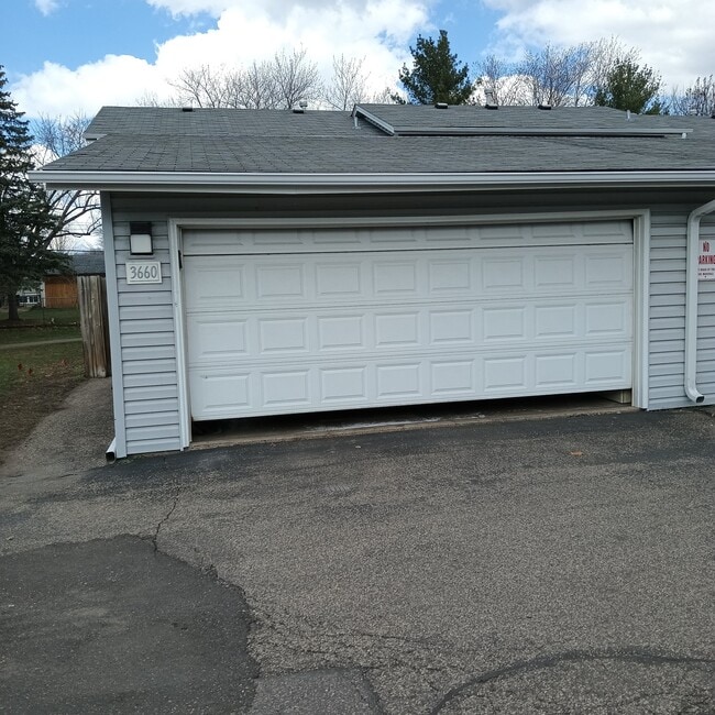 3660 Brookdale Dr N in Brooklyn Park, MN - Building Photo - Building Photo