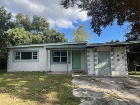 127 Country Club Dr in Sanford, FL - Building Photo