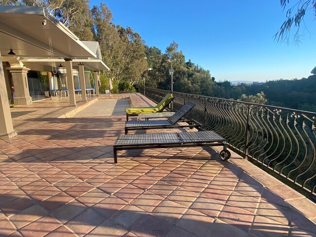 10557 Rocca Pl in Los Angeles, CA - Building Photo - Building Photo