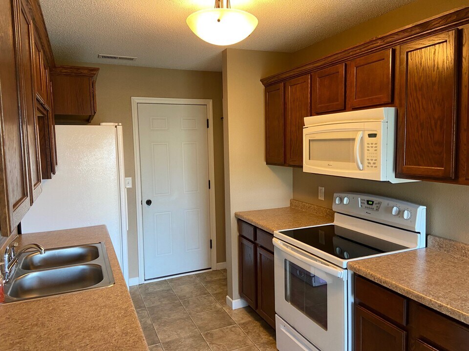 6494 Reily Rd in Lincoln, ND - Building Photo
