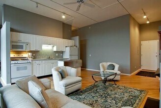 2012 West Saint Paul Avenue, Unit 209 in Chicago, IL - Foto de edificio - Building Photo