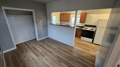 37 1st Ave SE, Unit 4 in Mayville, ND - Foto de edificio - Building Photo