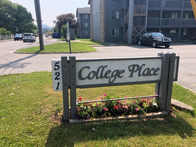 475 Meadowview Dr, Unit College Place Condo in Boone, NC - Foto de edificio - Building Photo