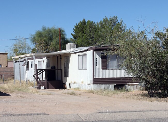 3255 E Kleindale Rd in Tucson, AZ - Building Photo - Building Photo