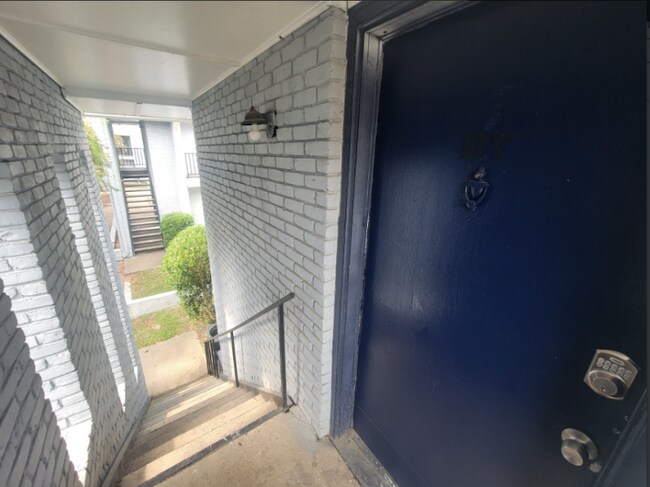 225 W McDowell Rd in Jackson, MS - Foto de edificio - Building Photo