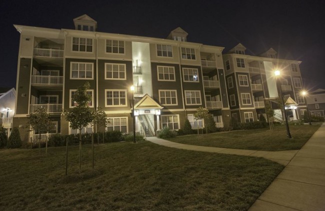 The Elms at Signal Hill Station in Manassas, VA - Foto de edificio - Building Photo