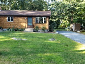 16 Bucks Way, Unit 2 in Tiverton, RI - Building Photo